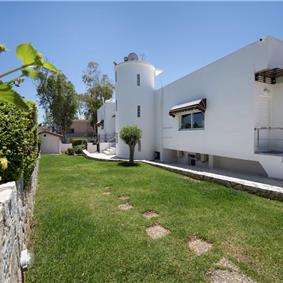 4 bedroom villa with pool close to beach on Akrotiri peninsula, sleeps 8